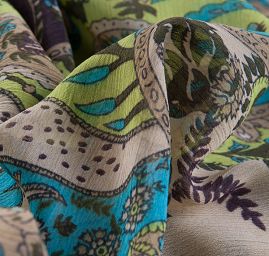 Šifon plise motiv paisley v zelených odstínech