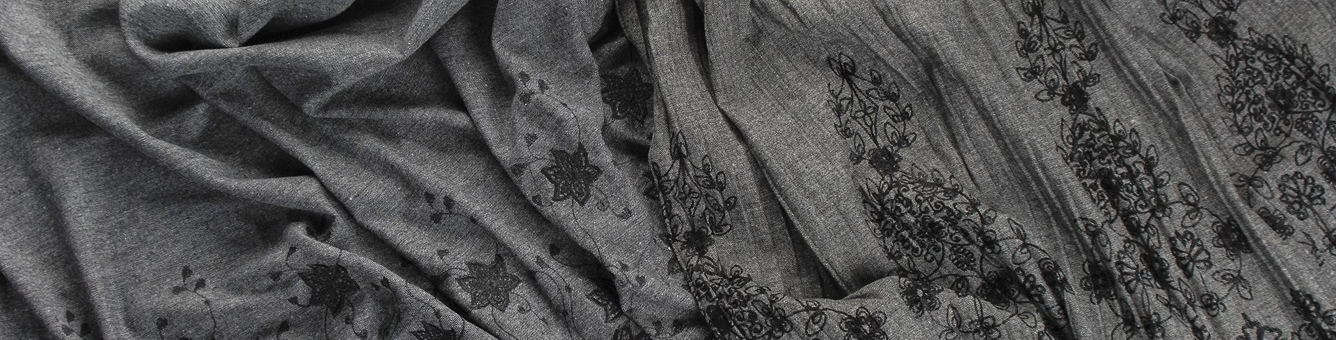 Vyšívané i plisé tvídové látky