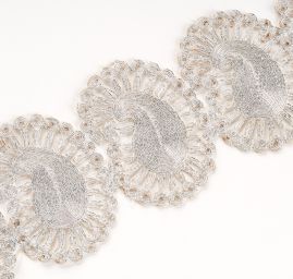 Krajková kovová stuha paisley ornament stříbrná