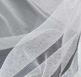 Tyl pružný jemný v bílé barvě