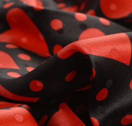 Hedvábný krepdešín červená srdíčka na černém