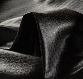 Imitace hadí kůže v hnědočerné barvě