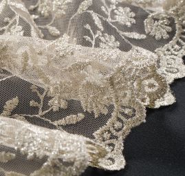 Krajka tylová drboný vzor výšivka s rexem stříbrná