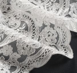 Krajka romantická výšivka na tylu ecru