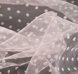 Tyl šatový sametový flock puntík pružný jemný růžový