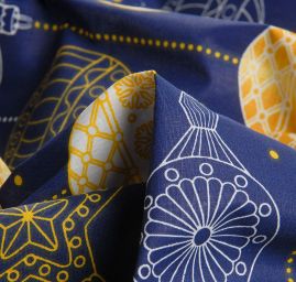 Bavlněná látka vánoční vzor ozdoby a hvězdy modrá