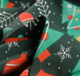 Bavlněná látka vánoční vzor ozdoby a stromečky zelená