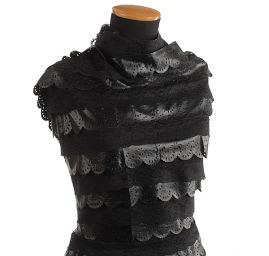 Tyl doplněný krajkovou imitací koženky a volánky