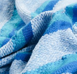 Ručně tkaná látka proužky v modrých barvách