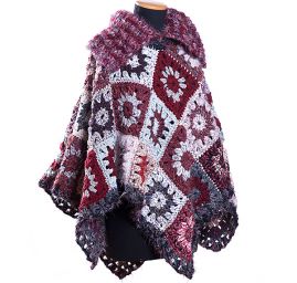 Originální háčkované pončo s velkým límcem